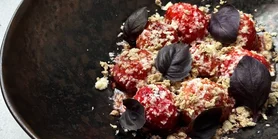 Жареная клубника с сыром и халвой: простое блюдо, которое стоит попробовать