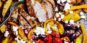 Запеченная куриная грудка с овощами по-гречески: готовится на одном противне