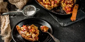 Шарлотка з ревенем: рецепт улюбленого пирога з новим інгредієнтом