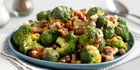 Салат з броколі та беконом: рецепт ситного обіду з овочів