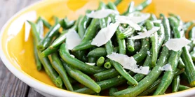 Стручкова квасоля з пармезаном і часником: рецепт літньої закуски