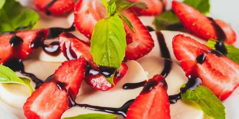 Клубничный капрезе: рецепт известного салата в летнем исполнении