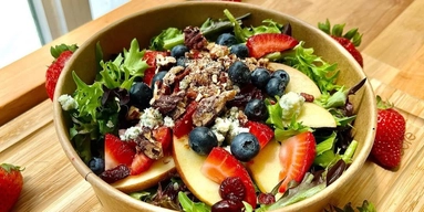 Корисний салат із куркою, ягодами та кіноа: ідеальний для здорового харчування і не тільки