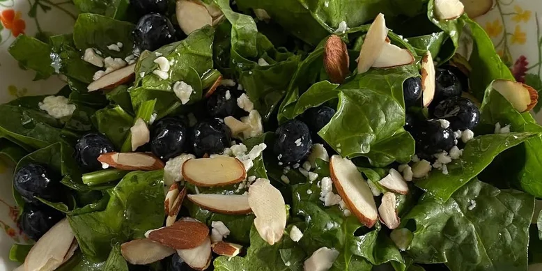 Главная ягода лета: салат с черникой и шпинатом для сезонного наслаждения