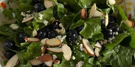 Головна ягода літа: салат із чорницею та шпинатом для сезонної насолоди