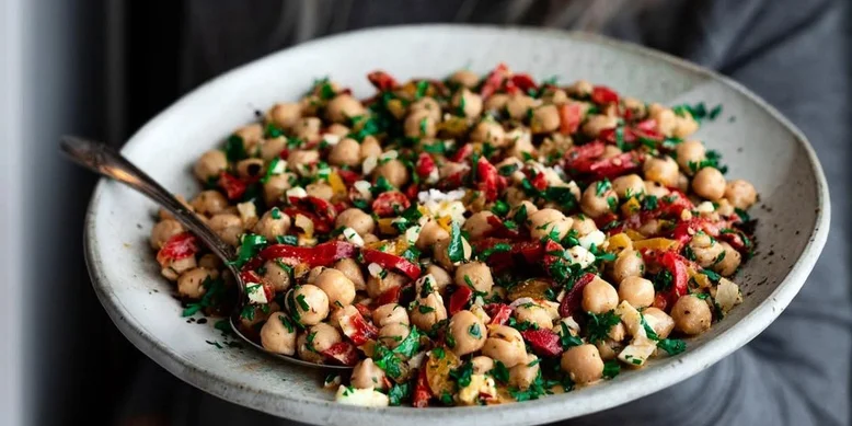 Без плити й без стресу: ідеальний салат із нутом та фетою