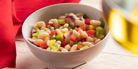 Идеальный летний салат с нутом, фасолью и овощами