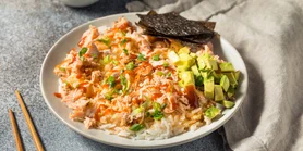Боул с рисом и лососем: трендовый рецепт обеда