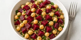 Ідея для швидкої вечері: салат із буряком, нутом і кіноа