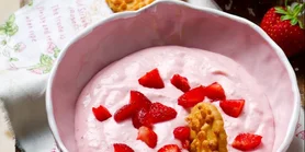 Клубничный соус: дип с творогом и сливками