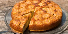 Воздушный пирог с бананами на сковороде: когда не хочется включать духовку