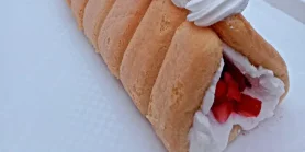 Рулет без выпечки из творога и клубники: простой десерт за 15 минут