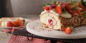 Меренговий рулет з полуницею: рецепт без вершків з м'ятним цукром