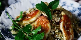 Жареный «рис» из цветной капусты с халуми: идеальный безглютеновый ужин