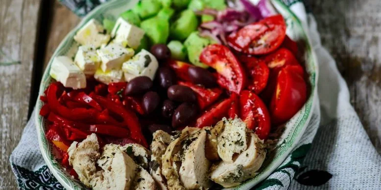 Греческий салат с курицей: летняя классика с неожиданным вайбом