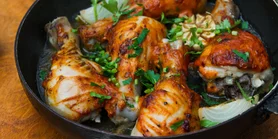 Соковиті курячі стегна з часником, зеленню та лаймом: готуються в одному посуді