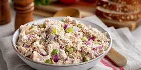 Салат с тунцом и зеленью: простой и вкусный рецепт на каждый день