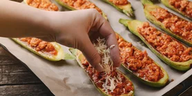 Кабачки, фаршированные курицей: рецепт летнего обеда