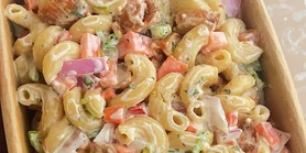 Быстрый салат с тунцом и пастой: идеально для обеда