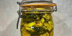 Хрусткі мариновані кабачки: готуються за 15 хвилин