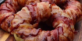 Луковые донаты на гриле: рецепт колец с начинкой в беконе