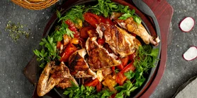 Смажені курячі стегна з помідорами: рецепт, щоб спростити собі життя