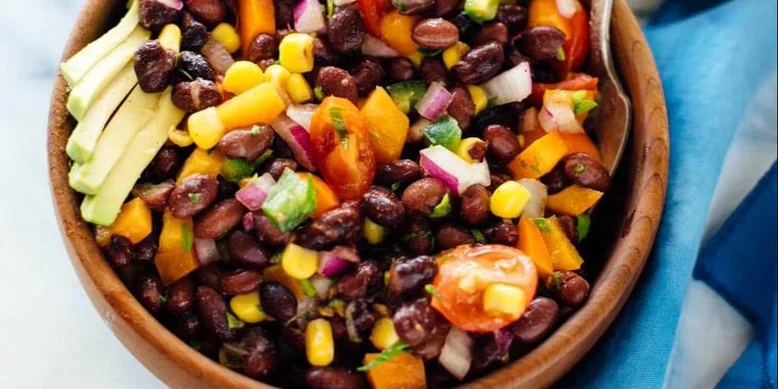 Вегетарианский салат с фасолью и чили без лишних хлопот