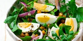 Салат из нута и летней зелени для вегетарианцев и любителей вкусно поесть