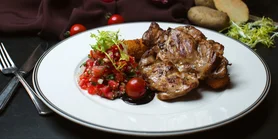 Свиные отбивные с соусом из терна и савойской капустой: рецепт на особый случай