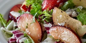 Итальянский салат: рецепт из рукколы, слив и пармезана