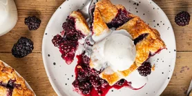 Пиріг із ожиною та сушеними абрикосами: рецепт десерту до чорного чаю з липою