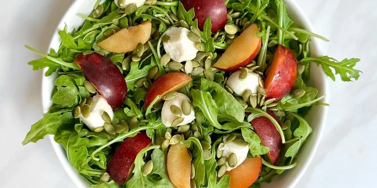 Изысканно простой: рецепт салата со сливами и фетой