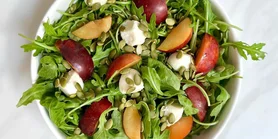 Изысканно простой: рецепт салата со сливами и фетой