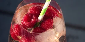 Малина, персик и пузырьки: легкий коктейль, который стоит попробовать этим летом