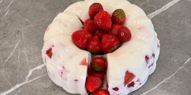 Битое стекло: рецепт любимого десерта с клубникой