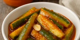 Пікантна закуска - мариновані огірки в кетчупі з французькою гірчицею