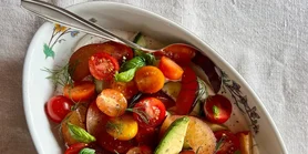 Со взбитой фетой: рецепт салата из помидоров и огурцов