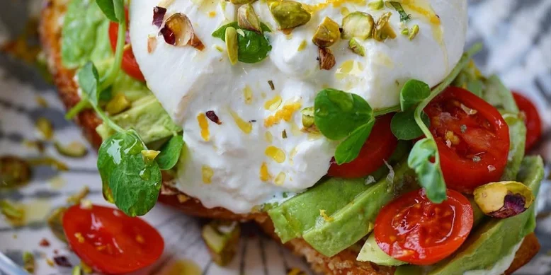 Відкритий сендвіч з помідорами і буратою: рецепт розкішного бутерброда