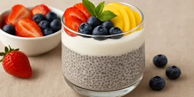 Полезный завтрак или десерт. Чиа-пудинг со свежими фруктами и йогуртом с чиа-пудингом