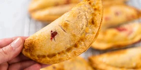 Пирожки с вишнями в аэрогриле: простые, хрустящие, вкуснющие