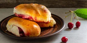 Пиріжки з вишнею, як у дитинстві: рецепт від шефа