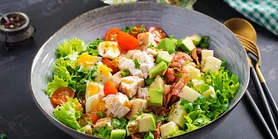 С томатом, нутом, яйцом: рецепт салата для сытного обеда