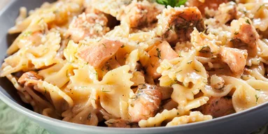 Салат с креветками и макаронами: рецепт для обеда, который не нужно греть