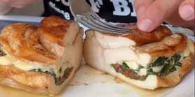 Идеально для похудения: рецепт запеченного куриного филе со шпинатом и томатами