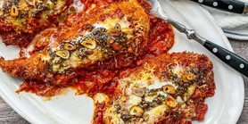 Під сиром: рецепт курки з халумі та заатаром