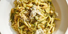 Паста з песто, білою квасолею та халумі: рецепт зелених макаронів із сиром
