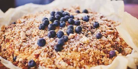 Пиріг "12 ложок": простий рецепт із ягодами та хрусткою крихтою