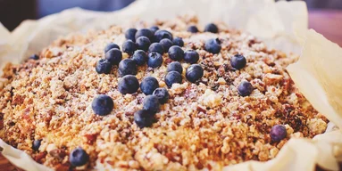 Пирог "12 ложек":  простой рецепт с ягодами и хрустящей крошкой