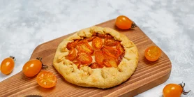 Перевернуті кіші: рецепт мініпирогів з томатами та цибулею