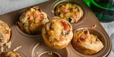 Миникиши без корочки: рецепт маффинов с капустой, грибами и фетой